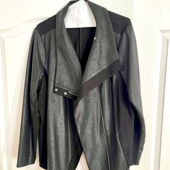 Black Vince Camuto motorcycle jacket size 3X plus in great condition - Picture 2 of 6